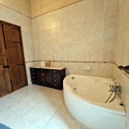 5-bedroom Town House