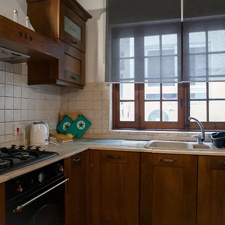 5-bedroom Town House *