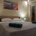 5 Bedroom Townhouse With Rooftop Terrace 20m From Promenade Nyaraló *