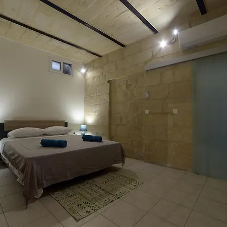 5 Bedroom Townhouse With Rooftop Terrace 20m From Promenade Nyaraló Sliema