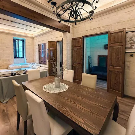 5-bedroom Town House *