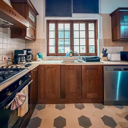 5 Bedroom Townhouse With Rooftop Terrace 20m From Promenade