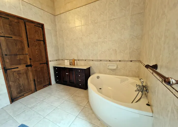 5-bedroom Town House