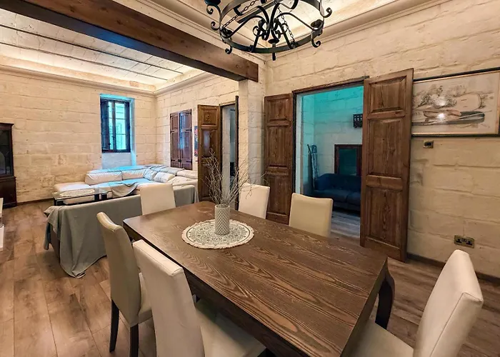 5-bedroom Town House *