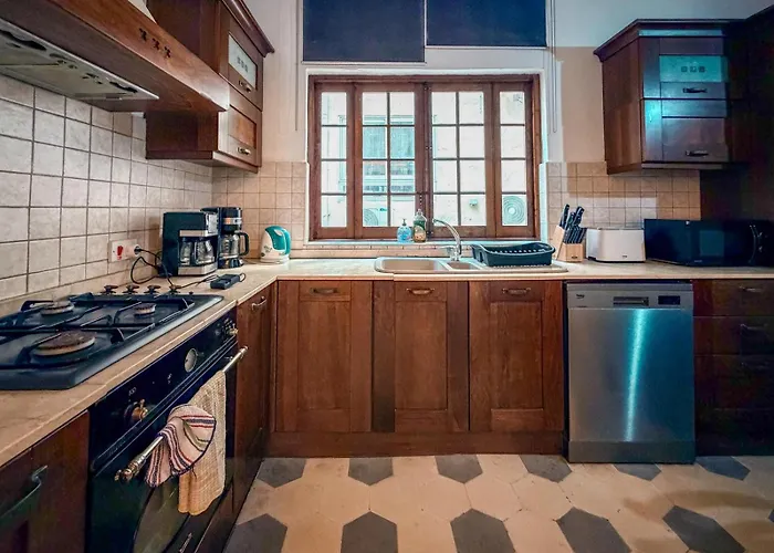 5-bedroom Town House